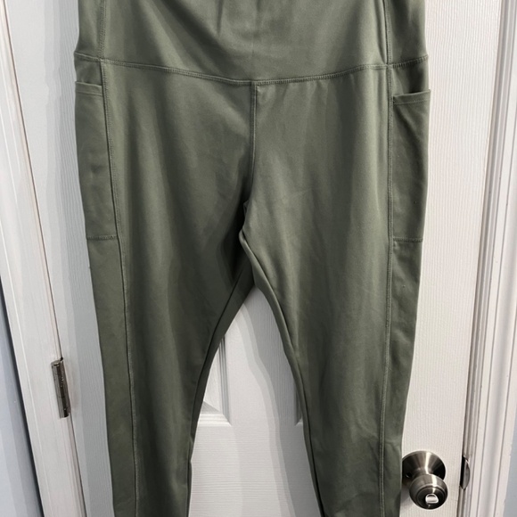 XL Danskin leggings with pockets 7/8 length green Activewear - Picture 2 of 5